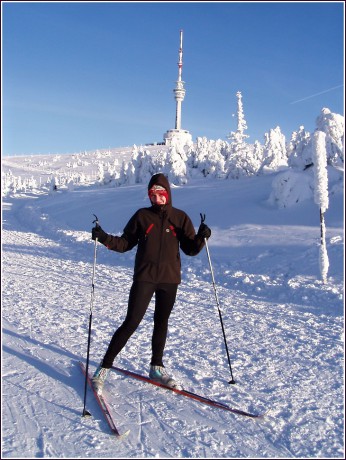 d  Milli jako lyžařská modelka s televizní věží  na Pradědu