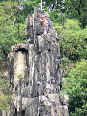 Píkovická jehla 2006 z druhého břehu s lezcem pod vrcholem
