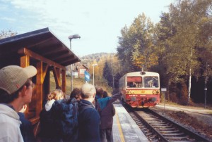 vlak nakonec zabrzdil za zastávkou